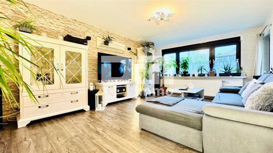 Umfangreich teilsaniertes Dreifamilienhaus mit Garage + PV Anlage und großem Garten - WE2 OG Wohn / Esszimmer / Zugang Balkon